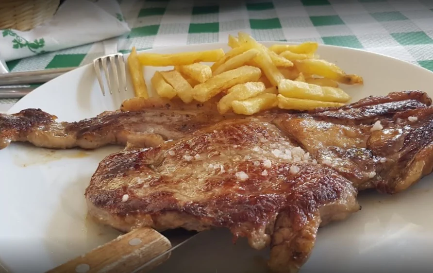 Restaurante Asador Cuevas del Águila, Carnes y asados, menús, celebraciones, bodas, comuniones, comidas grupos y excursiones, chuletón de Ávila