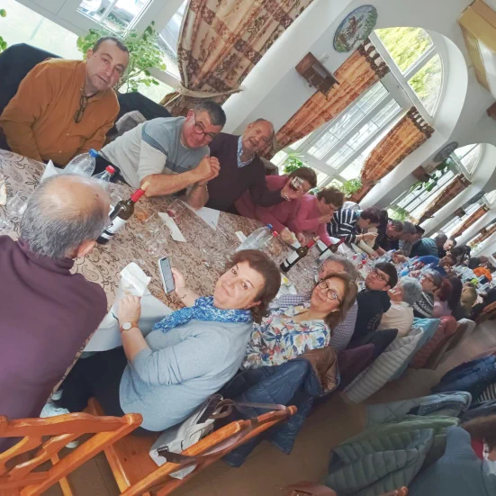 Recibimos excursiones para ver las Cuevas del Águila y pueden optar por diez tipos de menús a precios muy económicos