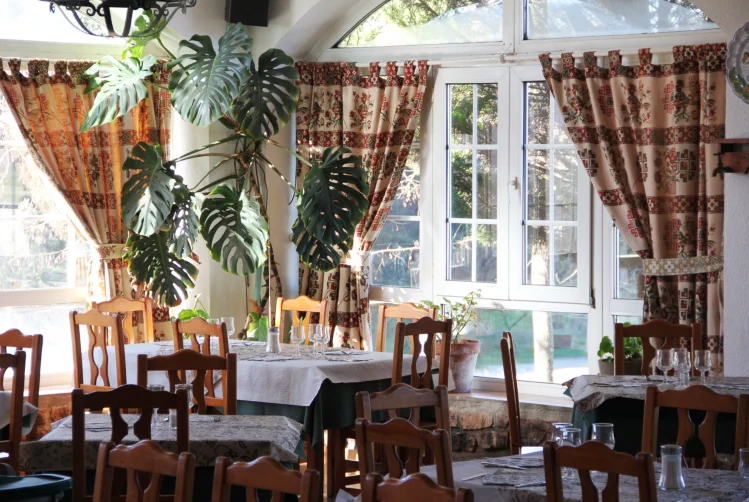 Restaurante Cuevas del Águila Arenas de San Pedro, Ávila, Valle del Tiétar sur de Gredos