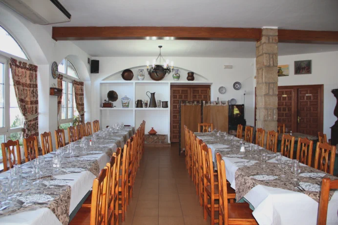 Restaurante Cuevas del Águila, especialidad en carnes y asados
