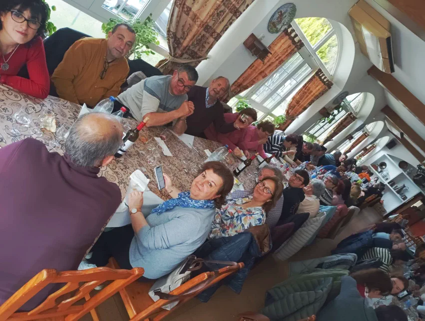 Recibimos excursiones para ver las Cuevas del Águila y pueden optar por diez tipos de menús a precios muy económicos