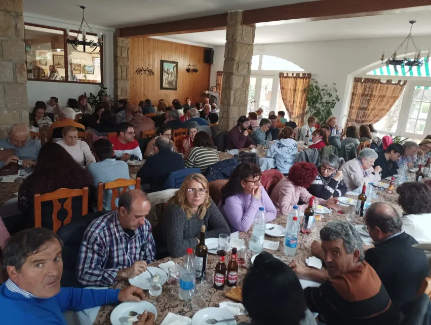 Recibimos excursiones para ver las Cuevas del Águila y pueden optar por diez tipos de menús a precios muy económicos