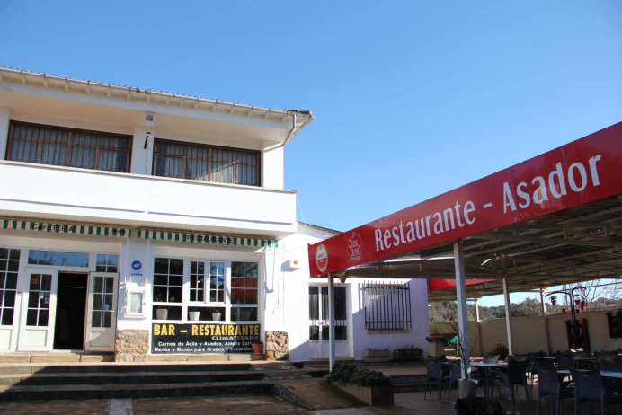 Restaurante Cuevas del Águila, especialidad en carnes y asados