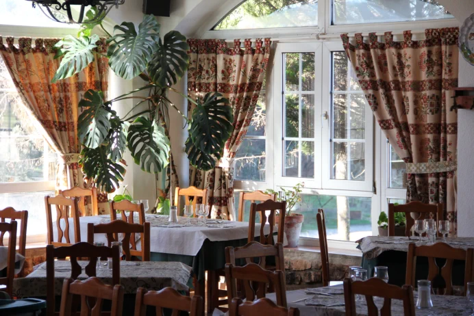 Restaurante Cuevas del Águila, especialidad en carnes y asados